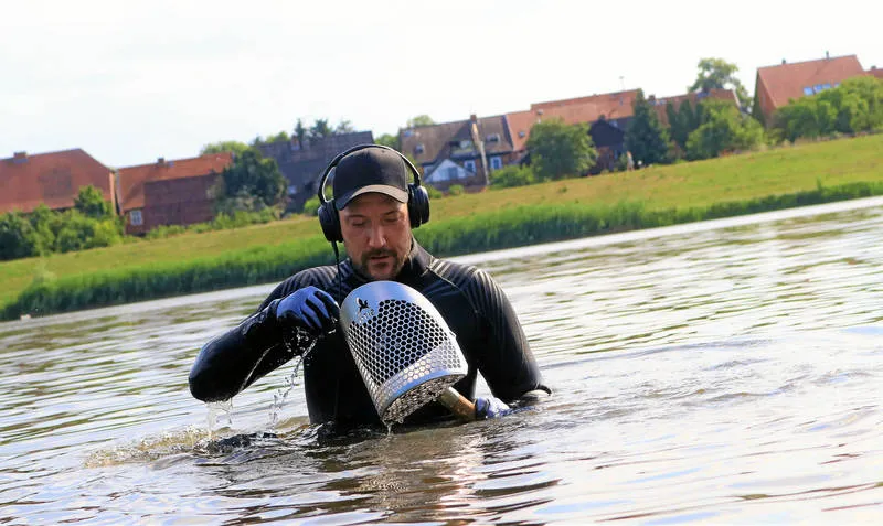 Ehering-Retter mit Metalldetektor