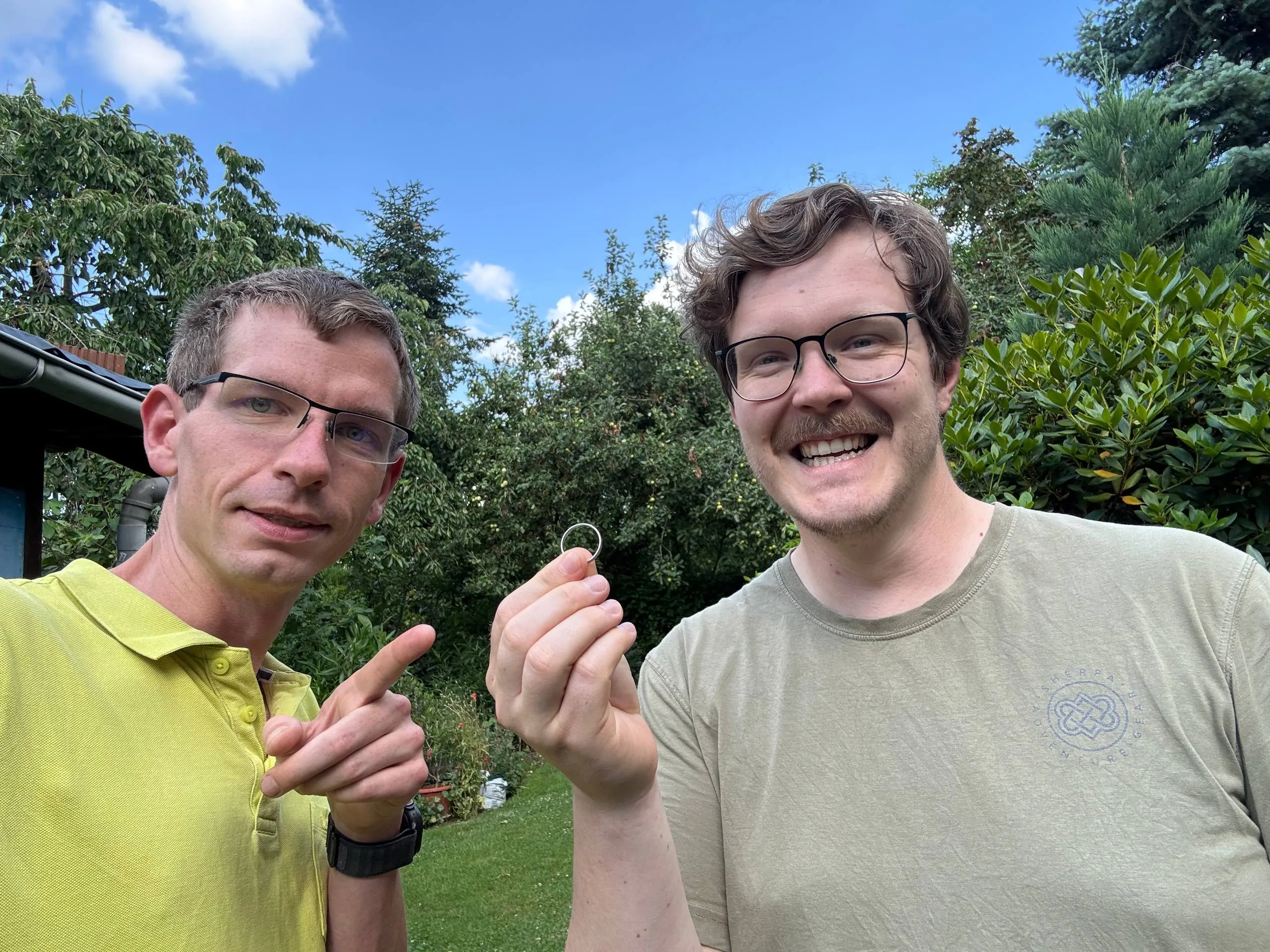 Ehering nach Gartenparty im Gras wiedergefunden