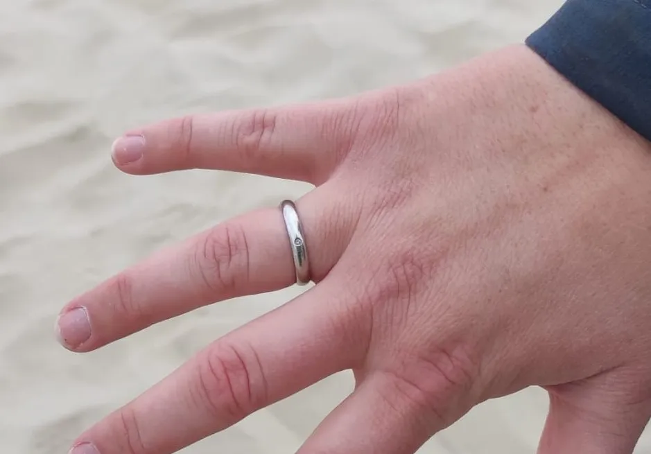 Ein Ring zwischen den Strandkörben