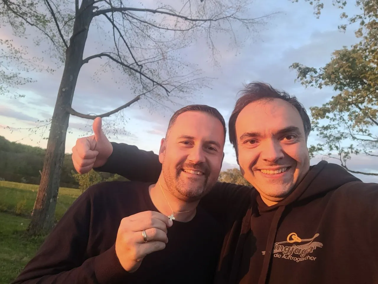 Goldenes Konfirmationskreuz auf dem Sportplatz gefunden