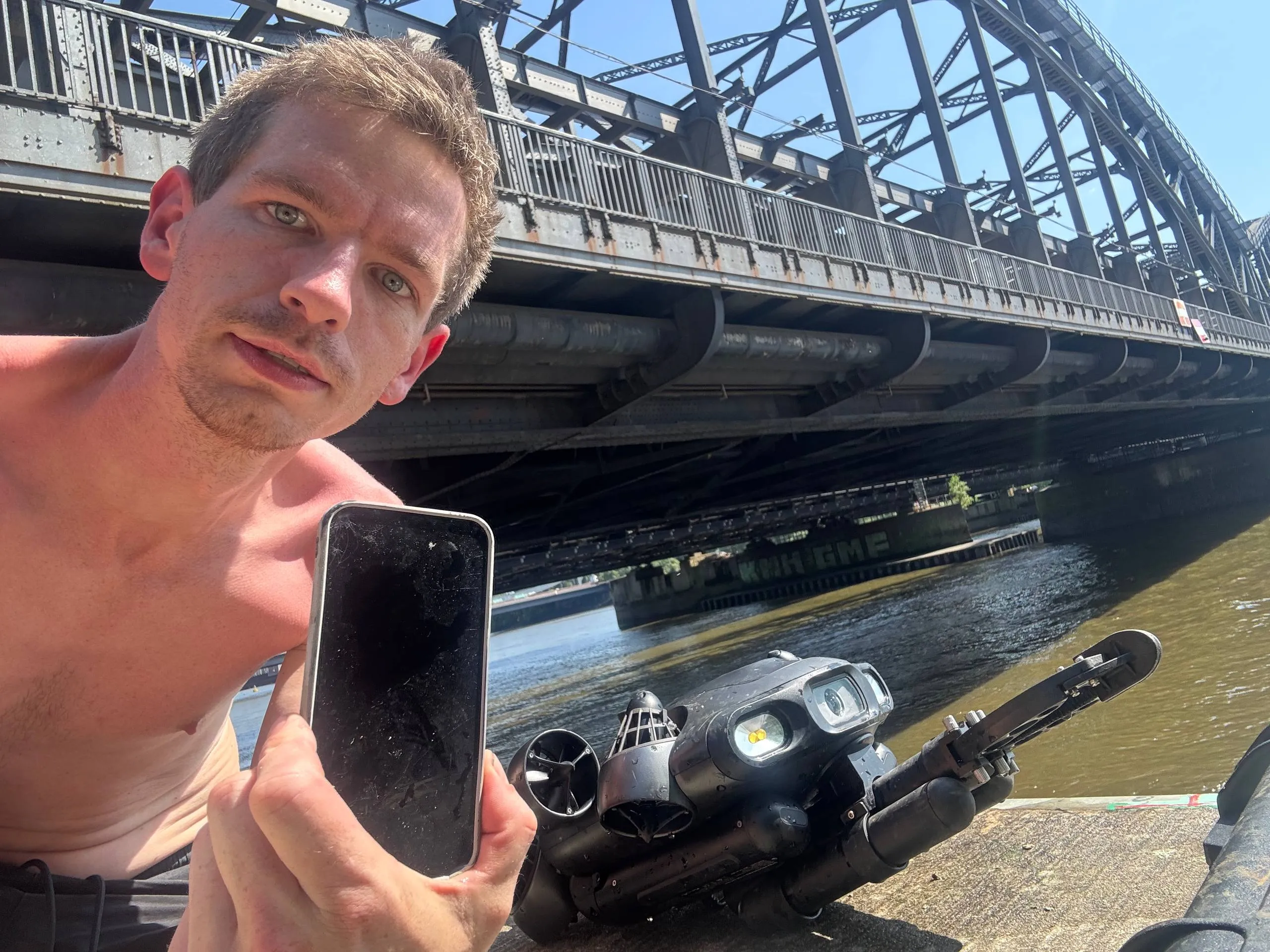 Handy aus der Elbe geborgen – Drohnen-Einsatz an den Elbbrücken