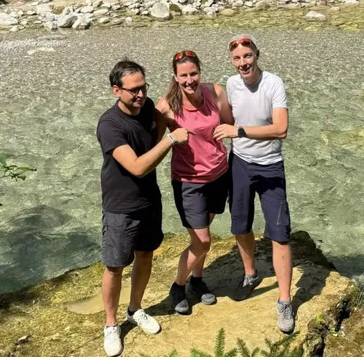 Erfolgreiche Zusammenarbeit: Ein Ring aus dem Bach gerettet im Wildbad Kreuth
