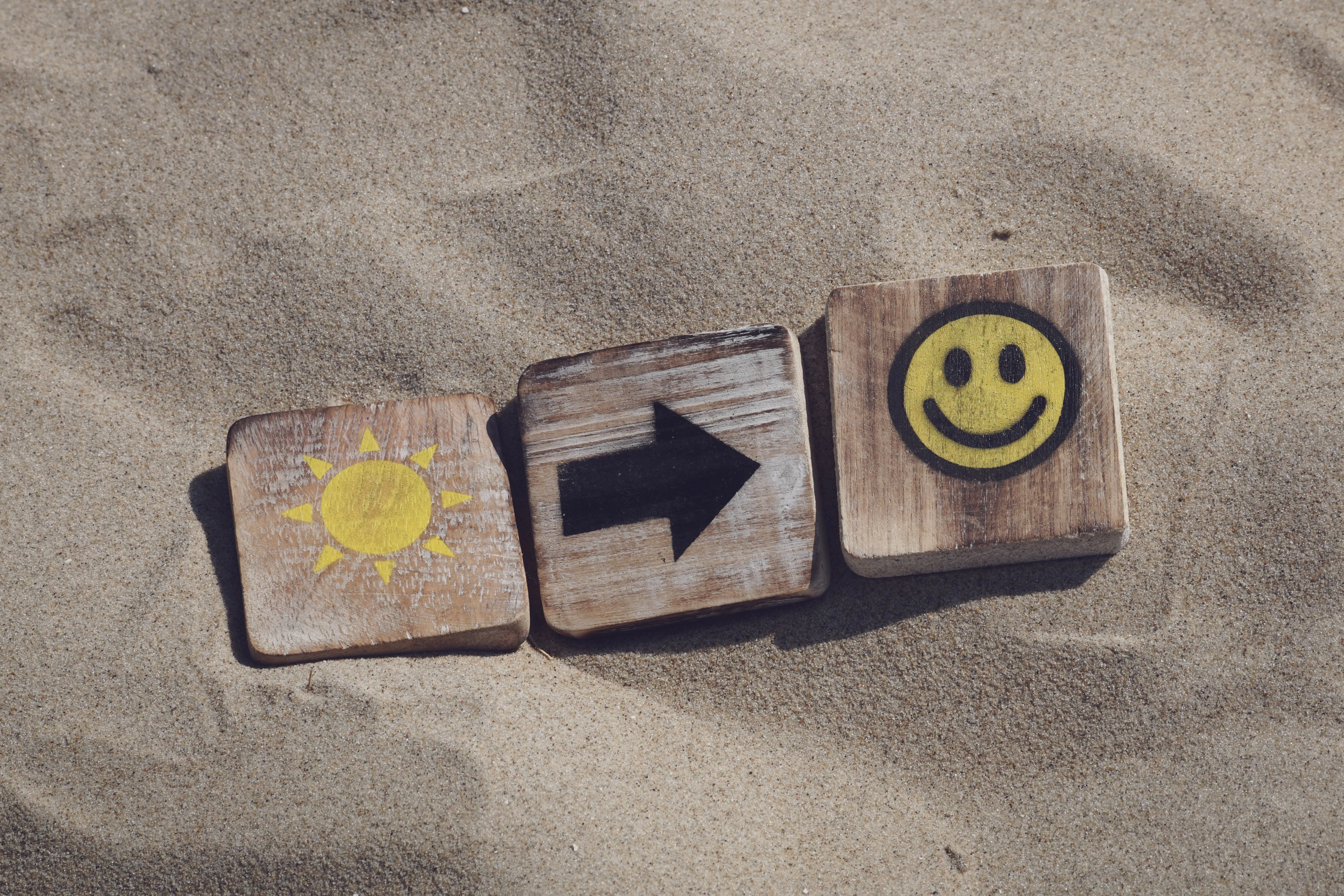 Holzklötze: Sonne, Pfeil, Smiley – das macht uns glücklich