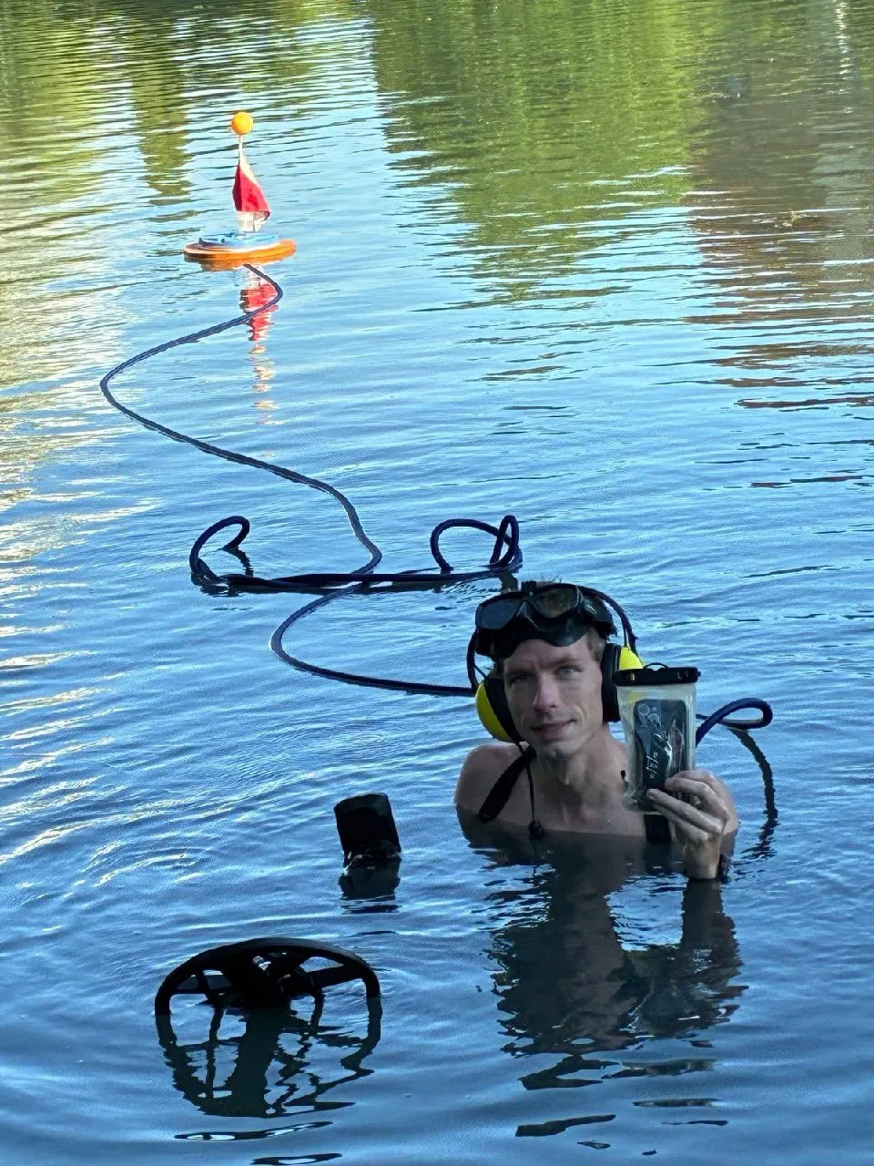 Foto 2 vom Einsatz: Handy und Autoschlüssel aus dem Stichkanal geborgen
