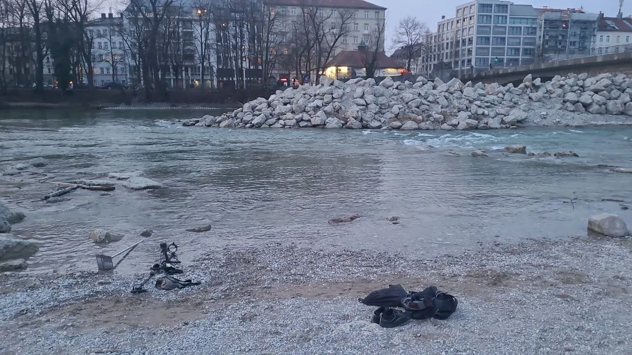 Foto 2 vom Einsatz: Verlorener Ring an der Isar in München geborgen