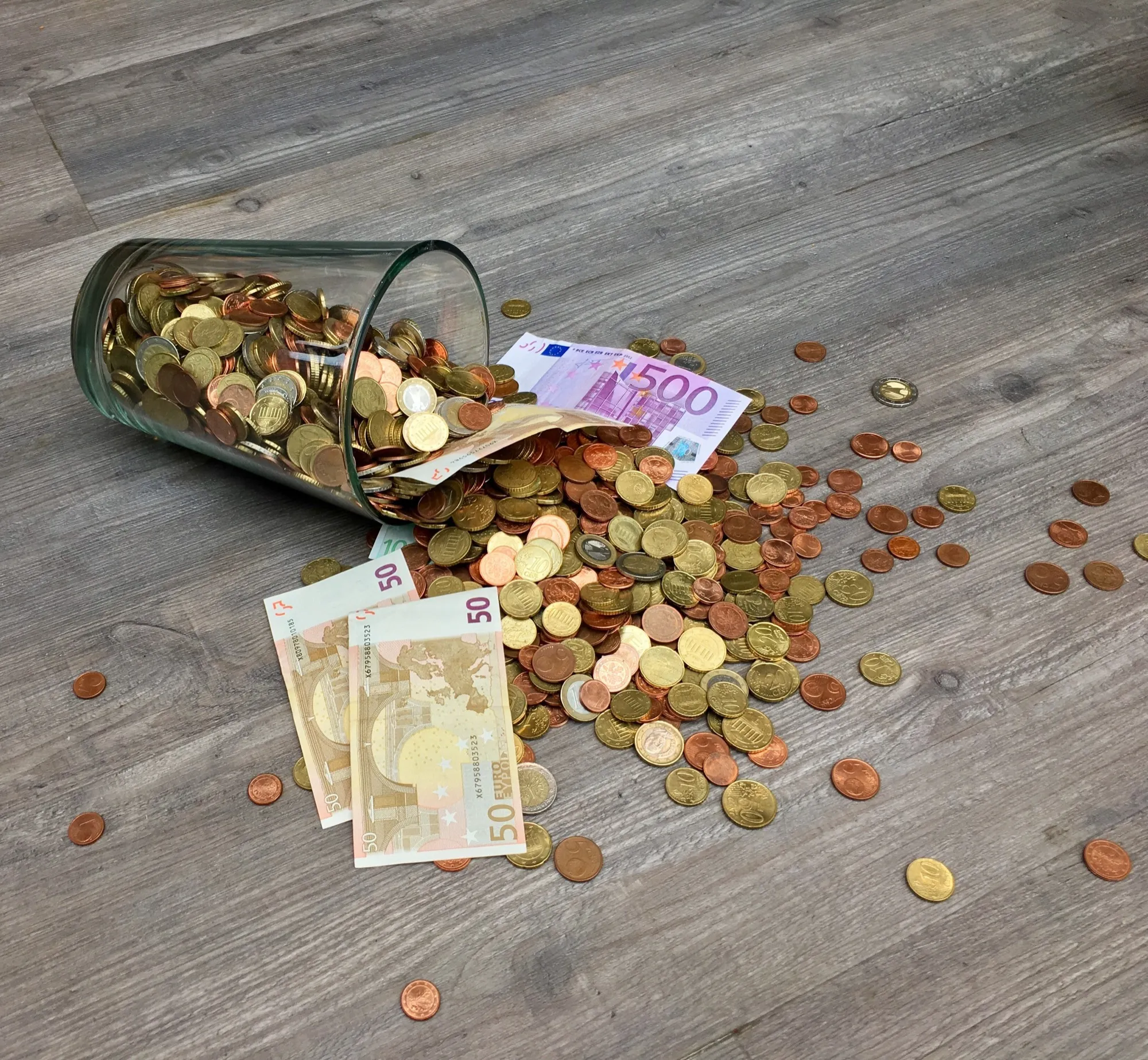 Münzen aus einem Glas – Auslagen