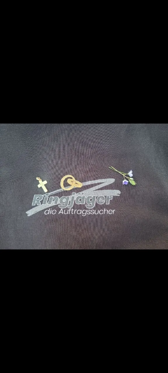 Foto 3 vom Einsatz: Goldenes Konfirmationskreuz auf dem Sportplatz gefunden