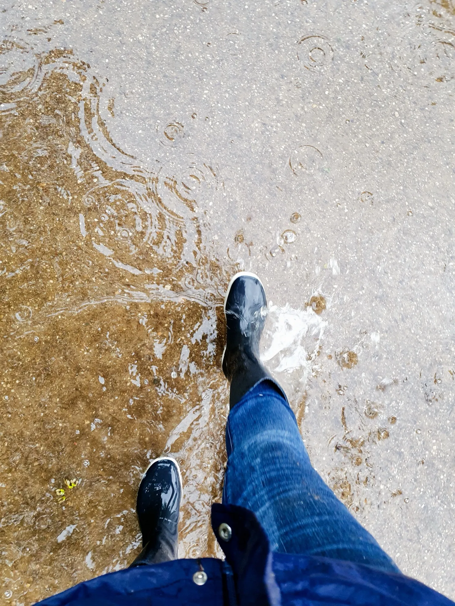 Foto 3 vom Einsatz: Auch strömender Regen und das schlechteste Wetter, hält uns nicht vom Helfen ab.