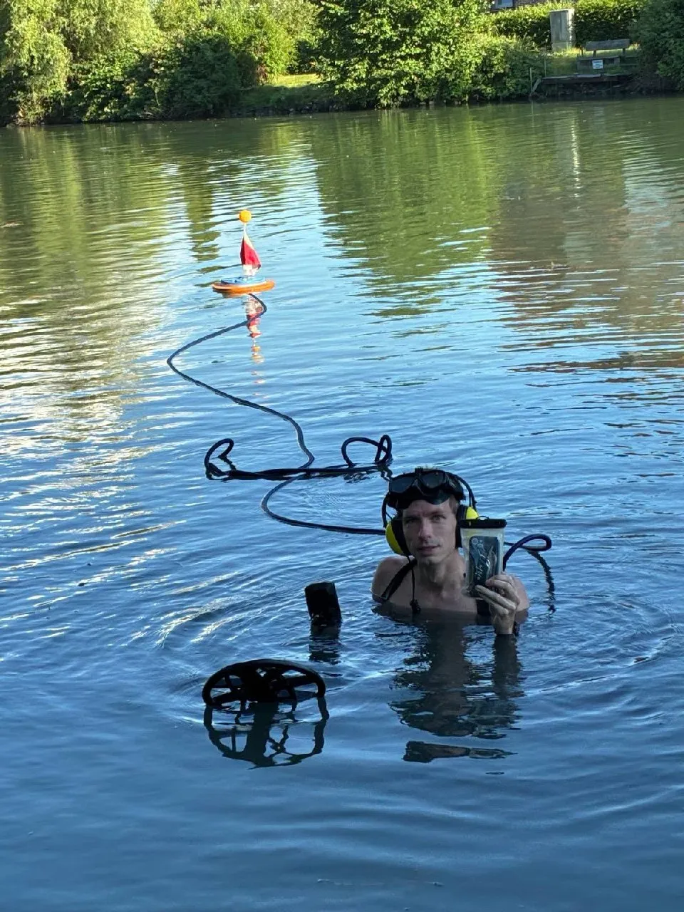 Foto 3 vom Einsatz: Handy und Autoschlüssel aus dem Stichkanal geborgen