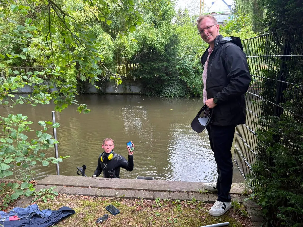 Foto 3 vom Einsatz: iPhone aus dem Kanal in Buchholz zurückgeholt