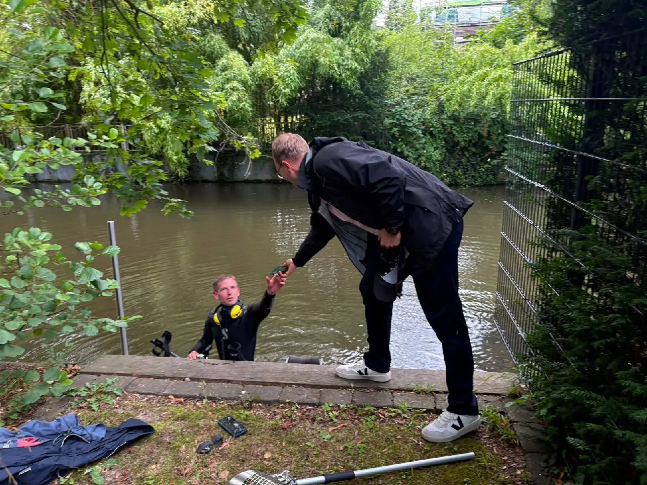 Foto 4 vom Einsatz: iPhone aus dem Kanal in Buchholz zurückgeholt