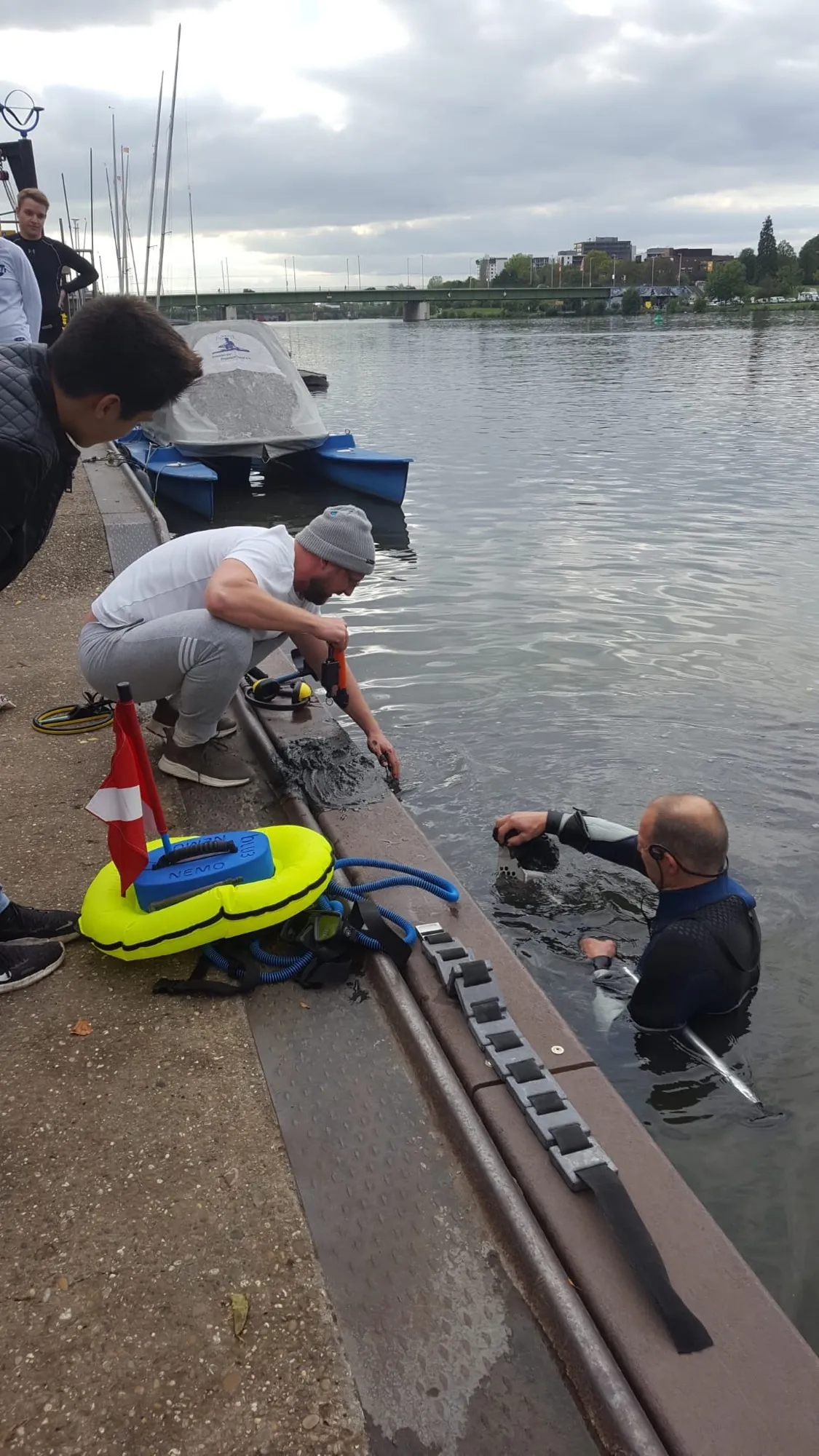 Foto 4 vom Einsatz: Nicht nur das Kanu war im Wasser