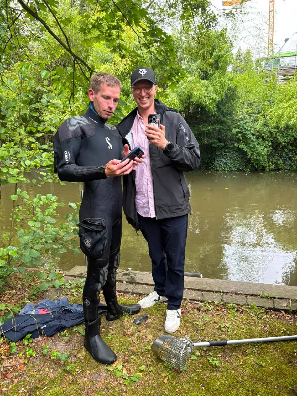 Foto 5 vom Einsatz: iPhone aus dem Kanal in Buchholz zurückgeholt