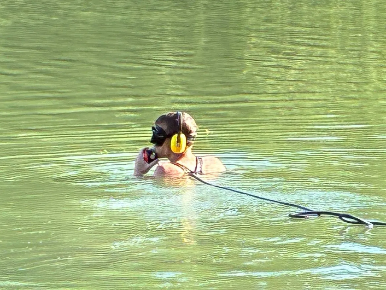Foto 6 vom Einsatz: Handy und Autoschlüssel aus dem Stichkanal geborgen