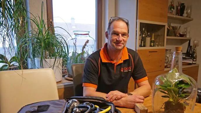 An Land und unter Wasser: Straubenhardter „Ringjäger" sucht verlorene Schmuckstücke