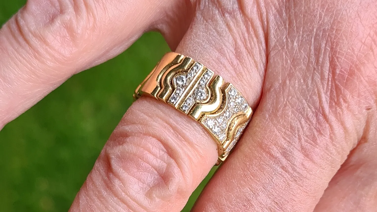 Goldring mit Diamanten an Hand