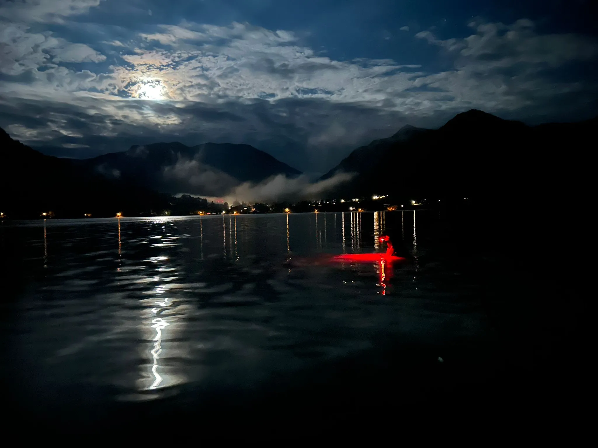 Nachttauchen im See mit roter Lampe